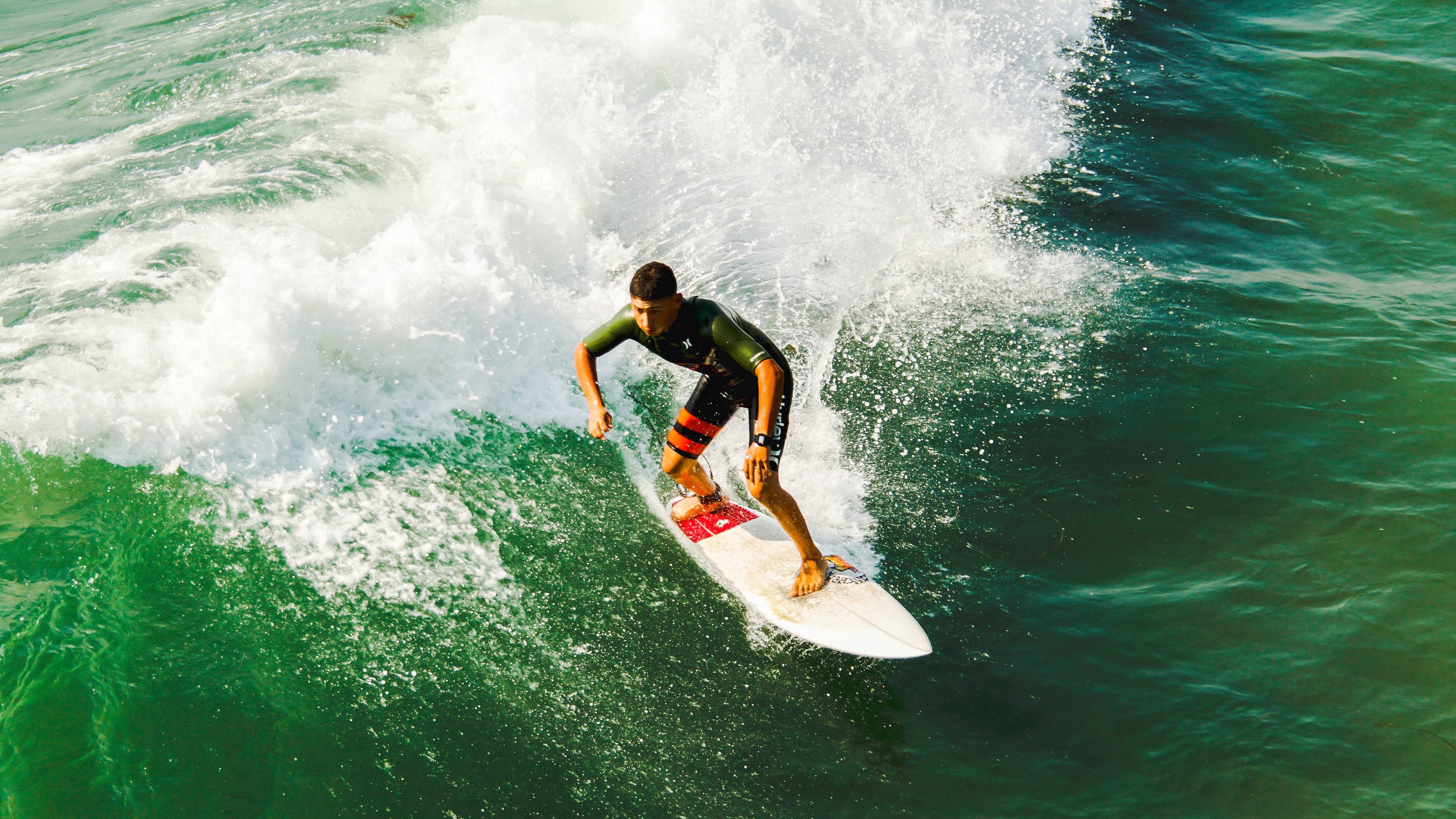 西甲:巴萨2-2战平塞维利亚,莱万梅开二度难掩失误,巴萨1比0莱万特